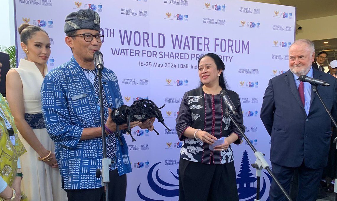 Menparekraf Memberikan Oleh-oleh Khas Puan Banten Saat World Water Forum
