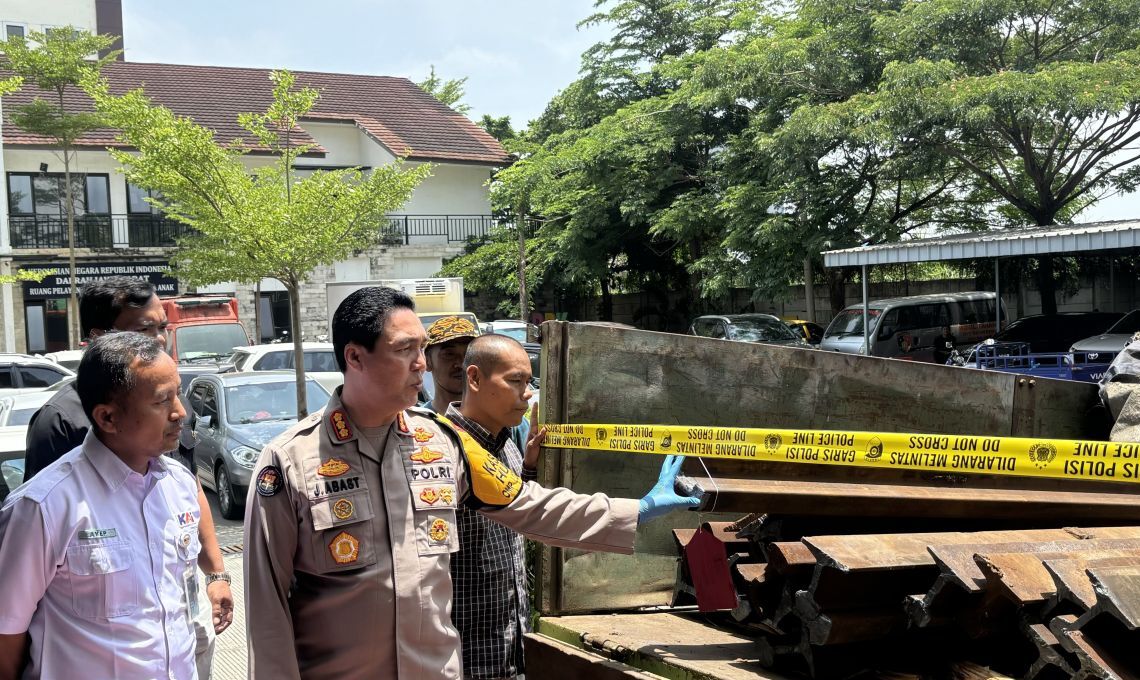 Gambar Polda Jabar Tangkap Tiga Pencuri Besi Rel Kereta Api Di Bandung Barat