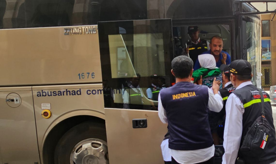 Gambar Tim Transportasi Mengerahkan Petugas Untuk Memeriksa Barang Bawaan Jamaah Di Dalam Bus.